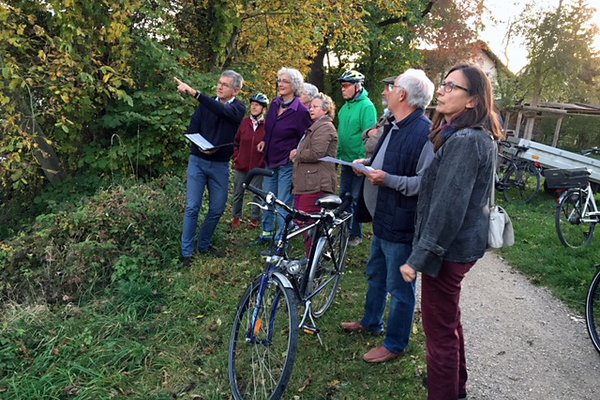 Dr. Keyßner und Teilnehmer der Tour begutachten das Gelände