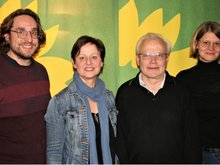 Die vier neuen Vorstände (v.l.n.r.): Martin Härtl, Sigi Hagl, Dieter Winkelmann-Heyl, Hannah Jörg vor Grünen Rollups mit gelben Sonnenblumen