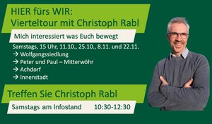 Ankündigungstext, neben dem Christoph Rabl mit verschränkten Händen steht