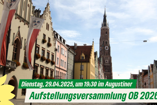 Landshuter Altstadt mit Blick auf die Martinskirche und das Rathaus, davor Schrifzug der Veranstaltung