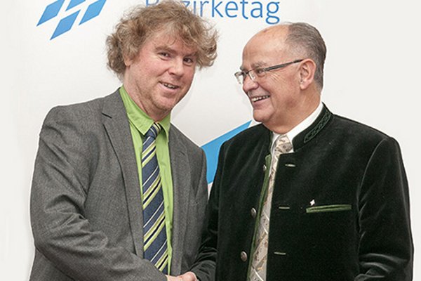 Bezirksrat Markus Scheuermann gratuliert Josef Mederer (rechts) - Foto: Wolfgang Englmaier, Bezirk Oberbayern