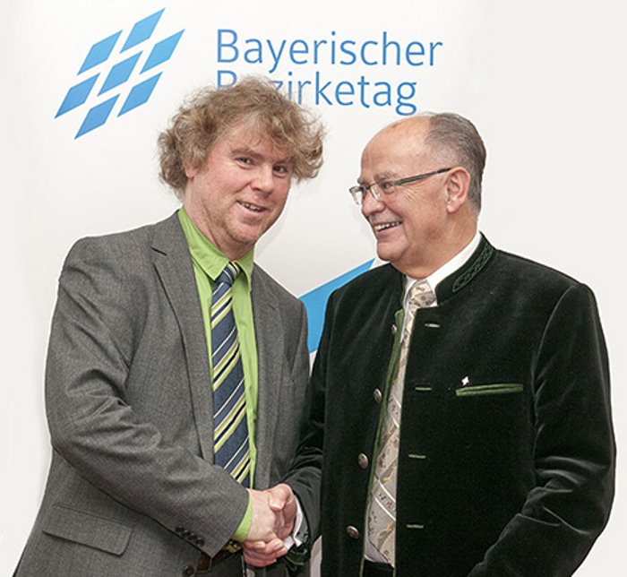 Bezirksrat Markus Scheuermann gratuliert Josef Mederer (rechts) - Foto: Wolfgang Englmaier, Bezirk Oberbayern