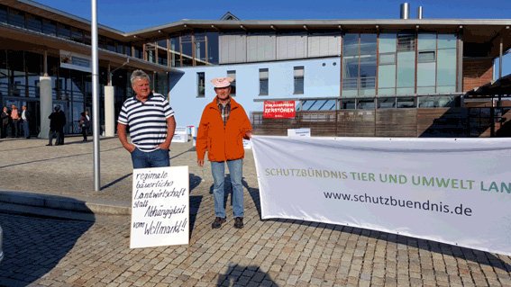 Demonstranten vor der Eskara-Halle