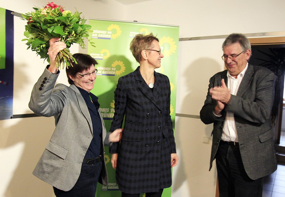 Hedwig Borgmann, Kreisvorsitzende Bündnis 90/ Die Grünen KV Landshut Stadt, die den beiden Abgeordneten zur Neueröffnung gratuliert