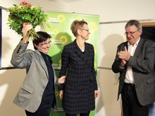 Hedwig Borgmann, Kreisvorsitzende Bündnis 90/ Die Grünen KV Landshut Stadt, die den beiden Abgeordneten zur Neueröffnung gratuliert