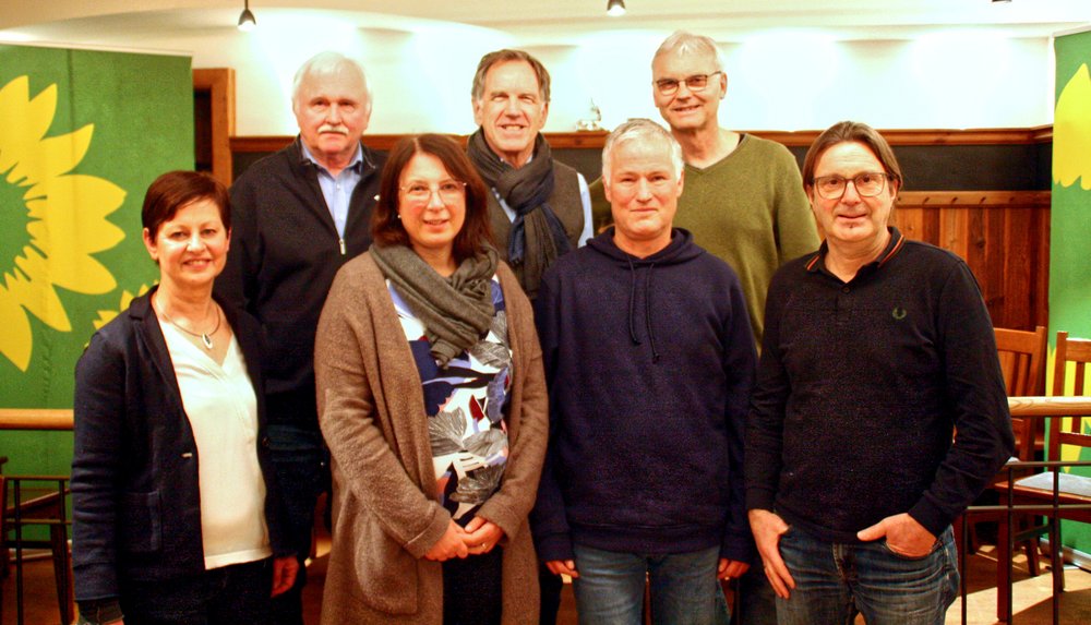 v.l.n.r.: Sigi Hagl, Josef Schmid, Claudia Peisl, Michael Hiestand, Michael Rittershofer, Reinhard Gromotka, Josef Bauer in Zweierreihe mit Grünen Aufstellern im Gasthaus Zollhaus