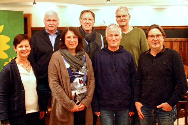 v.l.n.r.: Sigi Hagl, Josef Schmid, Claudia Peisl, Michael Hiestand, Michael Rittershofer, Reinhard Gromotka, Josef Bauer in Zweierreihe mit Grünen Aufstellern im Gasthaus Zollhaus