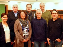 v.l.n.r.: Sigi Hagl, Josef Schmid, Claudia Peisl, Michael Hiestand, Michael Rittershofer, Reinhard Gromotka, Josef Bauer in Zweierreihe mit Grünen Aufstellern im Gasthaus Zollhaus