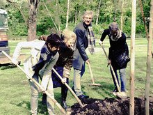 Sigi Hagl, Uli Thalhammer, Dr. Thomas Keyßner und Hedwig Borgmann im Stadtpark beim Pflanzen eines Baumes (Spitzahorn); alle mit Schaufeln in den Händen.