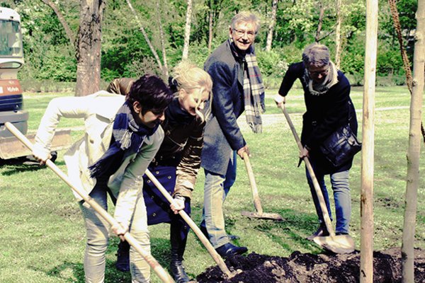 Sigi Hagl, Uli Thalhammer, Dr. Thomas Keyßner und Hedwig Borgmann im Stadtpark beim Pflanzen eines Baumes (Spitzahorn); alle mit Schaufeln in den Händen.