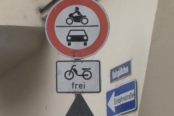 Balsgäßchen - Schilder: Durchfahrt verboten für alle motorisierten Kfz, für Mofas erlaubt