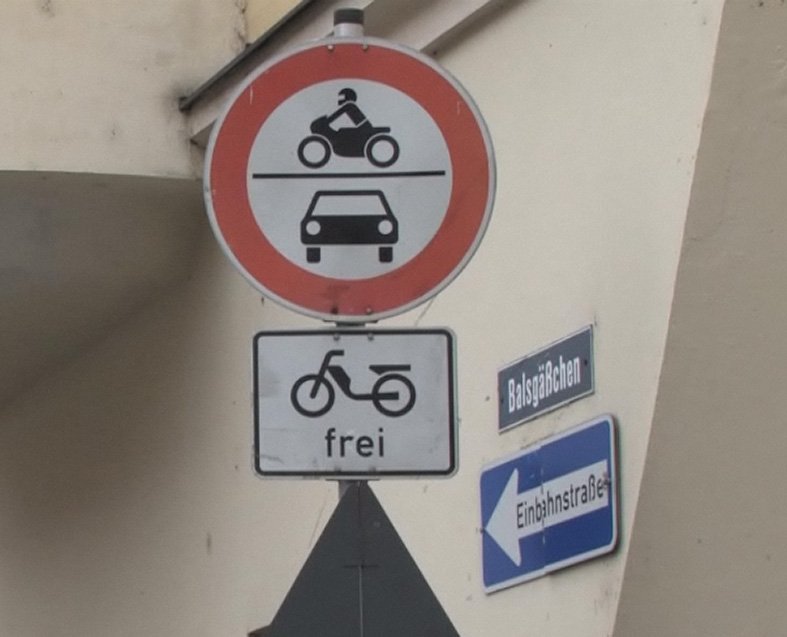 Balsgäßchen - Schilder: Durchfahrt verboten für alle motorisierten Kfz, für Mofas erlaubt