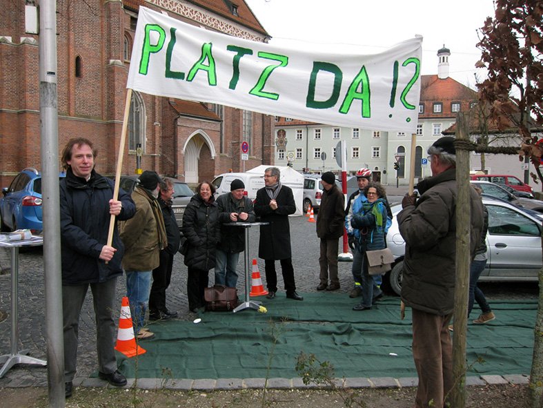 Aktion "Platz da?!" am Postplatz mit grünem Teppich auf 2 Parkplätzen anstatt Autos