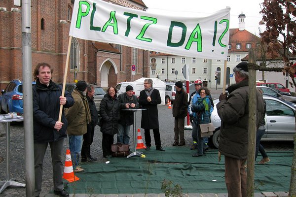 Aktion "Platz da?!" am Postplatz mit grünem Teppich auf 2 Parkplätzen anstatt Autos