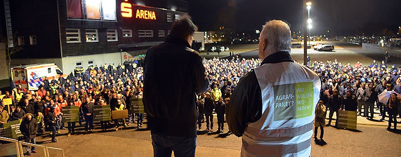 Vor der Sparkassenarena stellte sich Robert Habeck spontan der Diskussion mit den Landwirten.