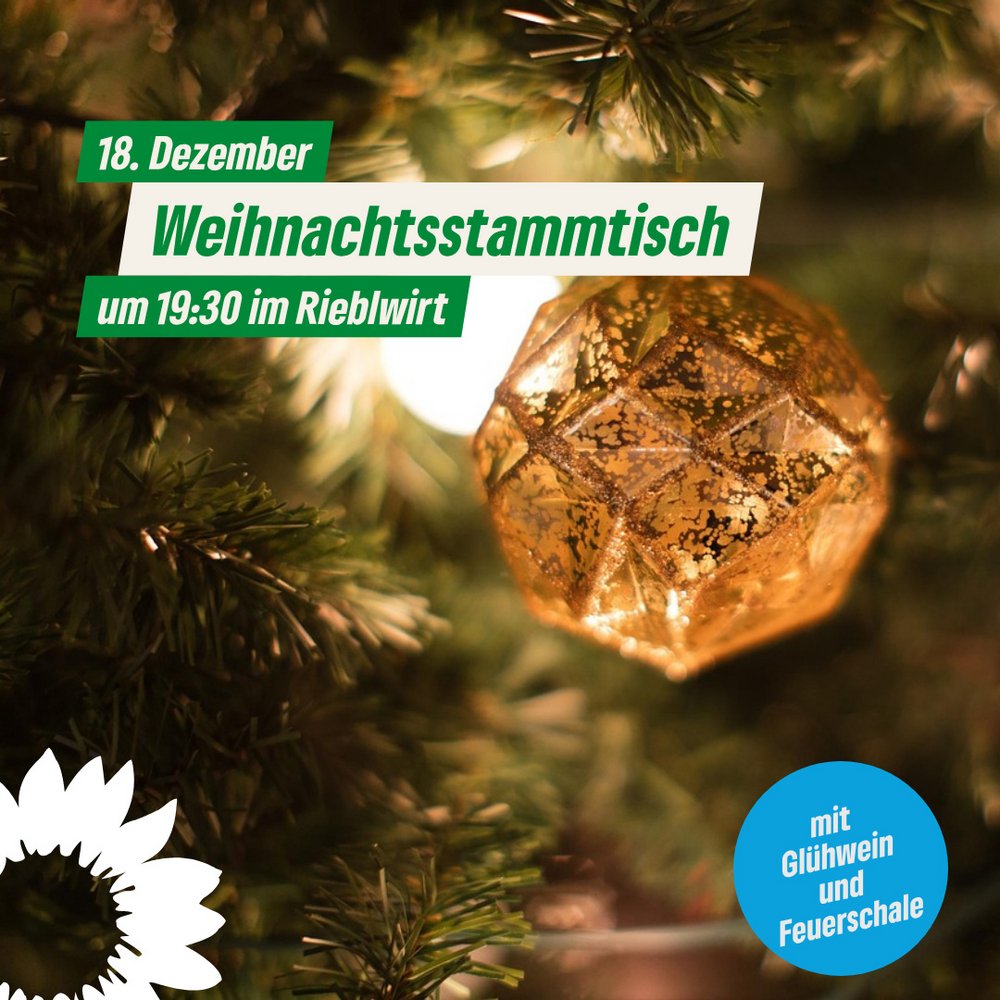 goldener Fichtenzapfen als Weihnachtsschmuck mit grünen Zweigen