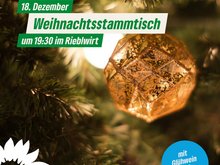 goldener Fichtenzapfen als Weihnachtsschmuck mit grünen Zweigen