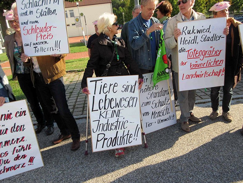 Demonstranten vor der Eskara-Halle