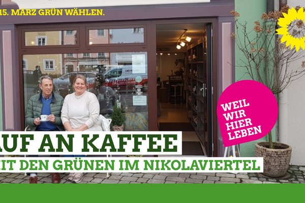 zwei Menschen sitzen gemütlich vor dem Café "Maison de Nicola" und warten