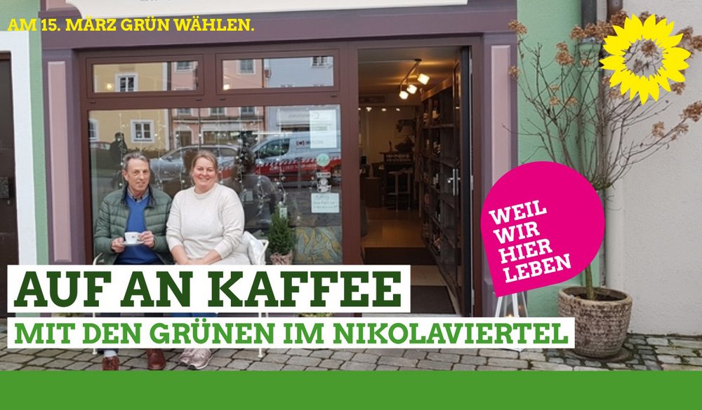 zwei Menschen sitzen gemütlich vor dem Café "Maison de Nicola" und warten