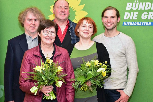 v.l.n.r.: Markus Scheuermann, Bezirksrat (Spitzenkandidat Bezirkstag), Rosi Steinberger, MdL (Spitzenkandidatin Landtag), Erhard Grundl, MdB, Mia Goller (Spitzenkandidatin Bezirkstag), Toni Schuberl (Spitzenkandidat Landtag) vor Grünem Hintergrund mit Sonnenblume