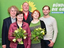 v.l.n.r.: Markus Scheuermann, Bezirksrat (Spitzenkandidat Bezirkstag), Rosi Steinberger, MdL (Spitzenkandidatin Landtag), Erhard Grundl, MdB, Mia Goller (Spitzenkandidatin Bezirkstag), Toni Schuberl (Spitzenkandidat Landtag) vor Grünem Hintergrund mit Sonnenblume