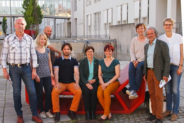 von links nach rechts: Prof. Dr. Hubert Beste, Anja Wiest (wissenschaftliche Mitarbeiterin), Andreas Grüne (Vorstand Grüne Landshut), Dimitrios Zagoudis (wissenschaftlicher Mitarbeiter), Rosi Steinberger (MdL), Petra Reif (Alzheimer Gesellschaft Landshut), Elke Rümmelein (Vorstand Grüne Landshut), Ulli Leiner (MdL), Hedwig Borgmann (Stadträtin)