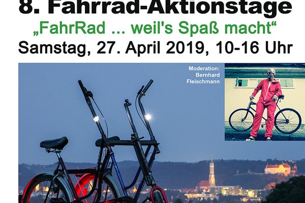 Spezialrad mit zwei Sitzen nebeneinander vor der Stadtkulisse Landshut im Hintergrund