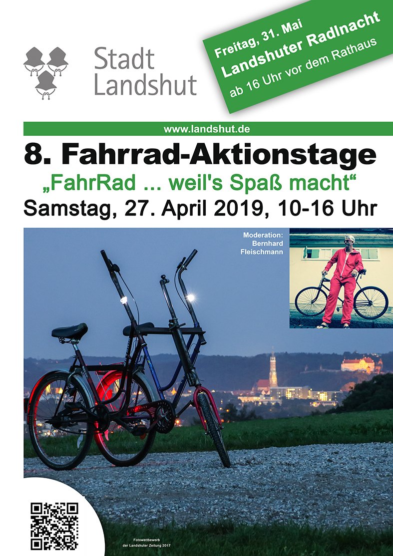 Spezialrad mit zwei Sitzen nebeneinander vor der Stadtkulisse Landshut im Hintergrund