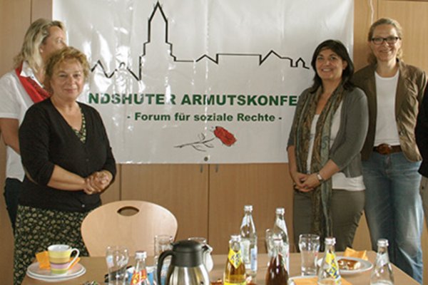 Von links: Christine Lohrey, Johanna Behrens und Angelika Hirsch (Vertreterinnen der Landshuter Armutskonferenz), Ekin Deligöz (MdB), Doris Wagner (Frauenreferentin er Bayerischen Grünen) und Hedwig Borgmann (Sprecherin des Kreisverbandes Bündnis90/Die Grünen Landshut