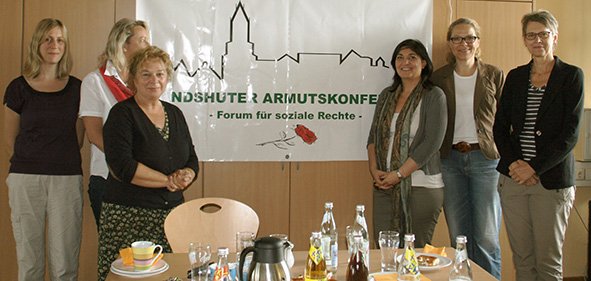 Von links: Christine Lohrey, Johanna Behrens und Angelika Hirsch (Vertreterinnen der Landshuter Armutskonferenz), Ekin Deligöz (MdB), Doris Wagner (Frauenreferentin er Bayerischen Grünen) und Hedwig Borgmann (Sprecherin des Kreisverbandes Bündnis90/Die Grünen Landshut