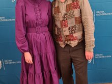 Stefanie Auer und Markus Scheuermann vor einer blauen Stellwand mit vielen Aufschriften "Bezirk Niederbayern"