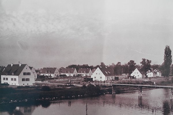 Mitterwöhr alt (Häuser mit Isar und Brücke davor)