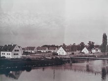 Mitterwöhr alt (Häuser mit Isar und Brücke davor)