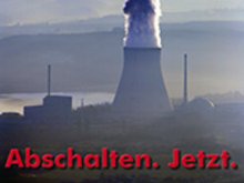 dunkle Dampfwolke aus dem Kühlturm von Isar II, darunter roter Schriftzug "Abschalten - jetzt!"