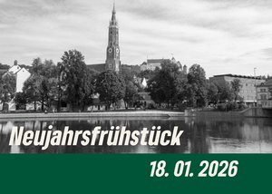 Blick auf Landshut von der Isar aus in schwarz-weiß