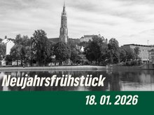 Blick auf Landshut von der Isar aus in schwarz-weiß