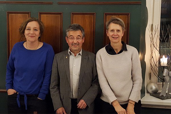 Die Kreisvorsitzenden der Landshuter Grünen Elke Rümmelein (links) und Hedwig Borgmann (rechts) mit Dr. Georg Ohmayer