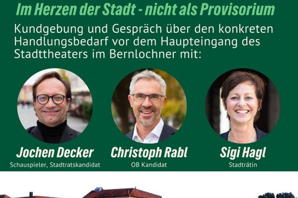 Jochen Decker, Schauspieler und Stadtratskandidat, Christoph Rabl, OB-Kandidat und Stadtrat und Sigi Hagl, Stadträtin. Darunter die Fassade des Bernlochner-Komplexes, in dem sich das seit langem geschlossene Stadttheater befindet.