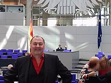 der neue Abgeordnete Erhard Grundl im Bundestag in Berlin vor dem Bundesadler