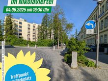 Straße vor der Nikola-Schule mit Links-Abbiege-Pfeil, Einladungstext darüber