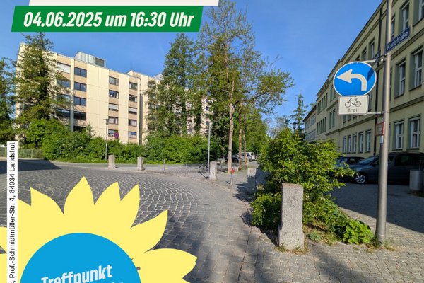 Straße vor der Nikola-Schule mit Links-Abbiege-Pfeil, Einladungstext darüber