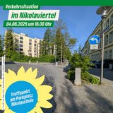 Straße vor der Nikola-Schule mit Links-Abbiege-Pfeil, Einladungstext darüber