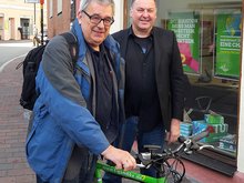 Der neue Bundestagsabgeordnete Erhard Grundl (rechts) bei der Verabschiedung von Dr. Thomas Gambke (links) vor dem Büro für Niederbayern.