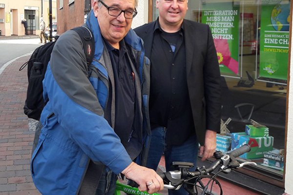 Der neue Bundestagsabgeordnete Erhard Grundl (rechts) bei der Verabschiedung von Dr. Thomas Gambke (links) vor dem Büro für Niederbayern.