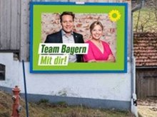 Ludwig Hartmann und Katharina Schulze auf einer Großfläche an einer holzbeplankten Stadelwand