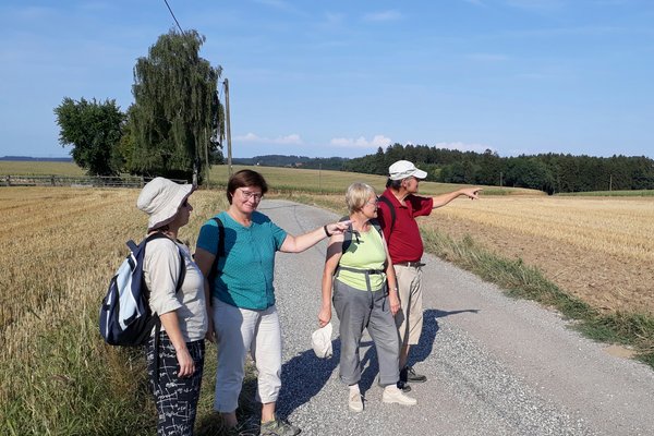 MdL Rosi Steinberger weist den Weg nach Frauenberg