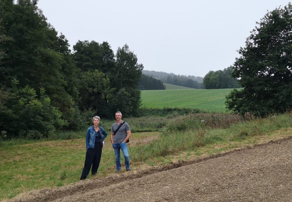 Stadträtin Hedwig Borgmann und Stadtrat Christoph Rabl in Berggrub, dahinter ein weiter Blick ins Salzdorfer Tal (Foto: U. Theising)