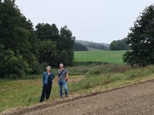 Stadträtin Hedwig Borgmann und Stadtrat Christoph Rabl in Berggrub, dahinter ein weiter Blick ins Salzdorfer Tal (Foto: U. Theising)