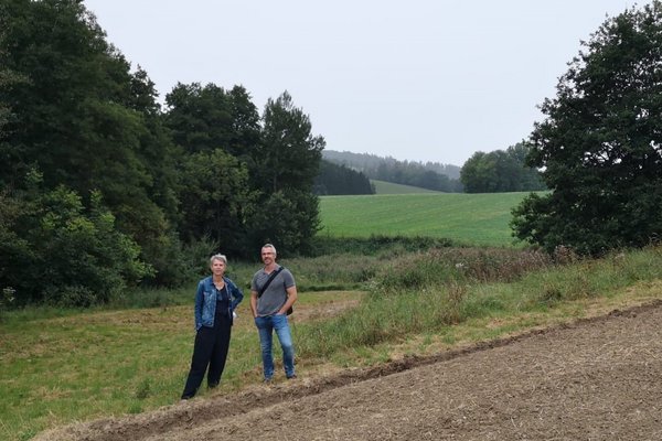 Stadträtin Hedwig Borgmann und Stadtrat Christoph Rabl in Berggrub, dahinter ein weiter Blick ins Salzdorfer Tal (Foto: U. Theising)